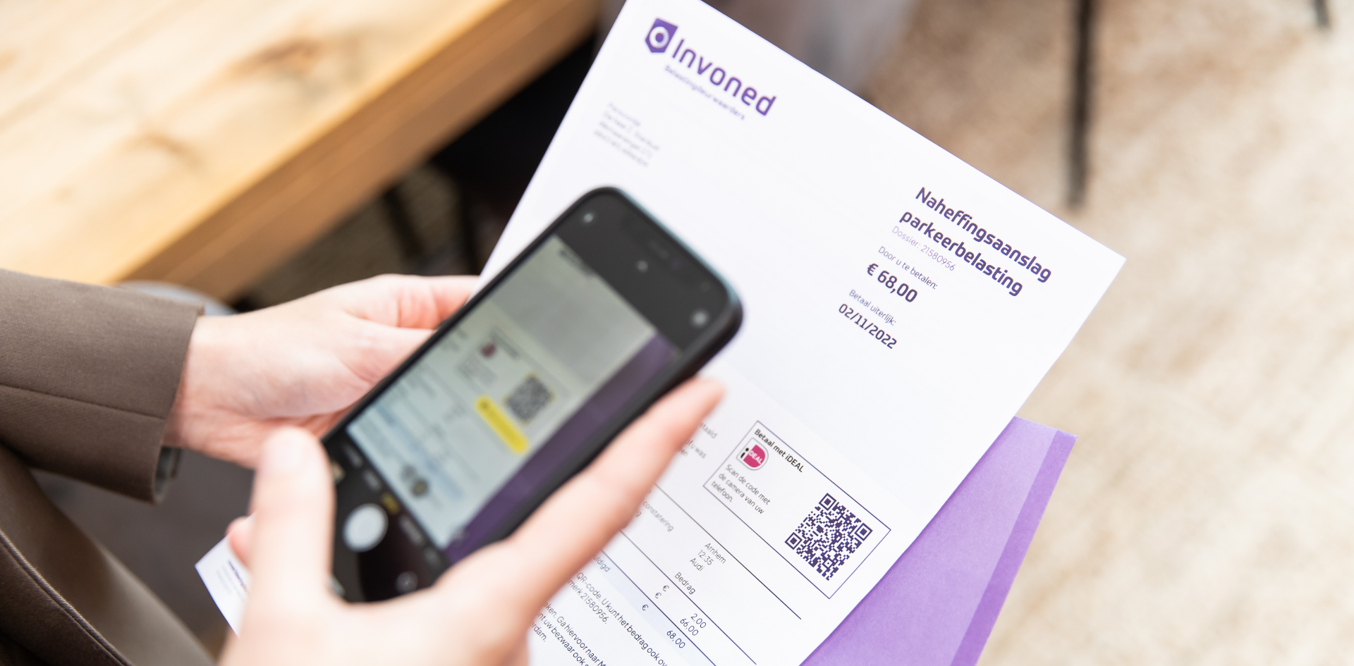 Telefoon scant QR-code op brief